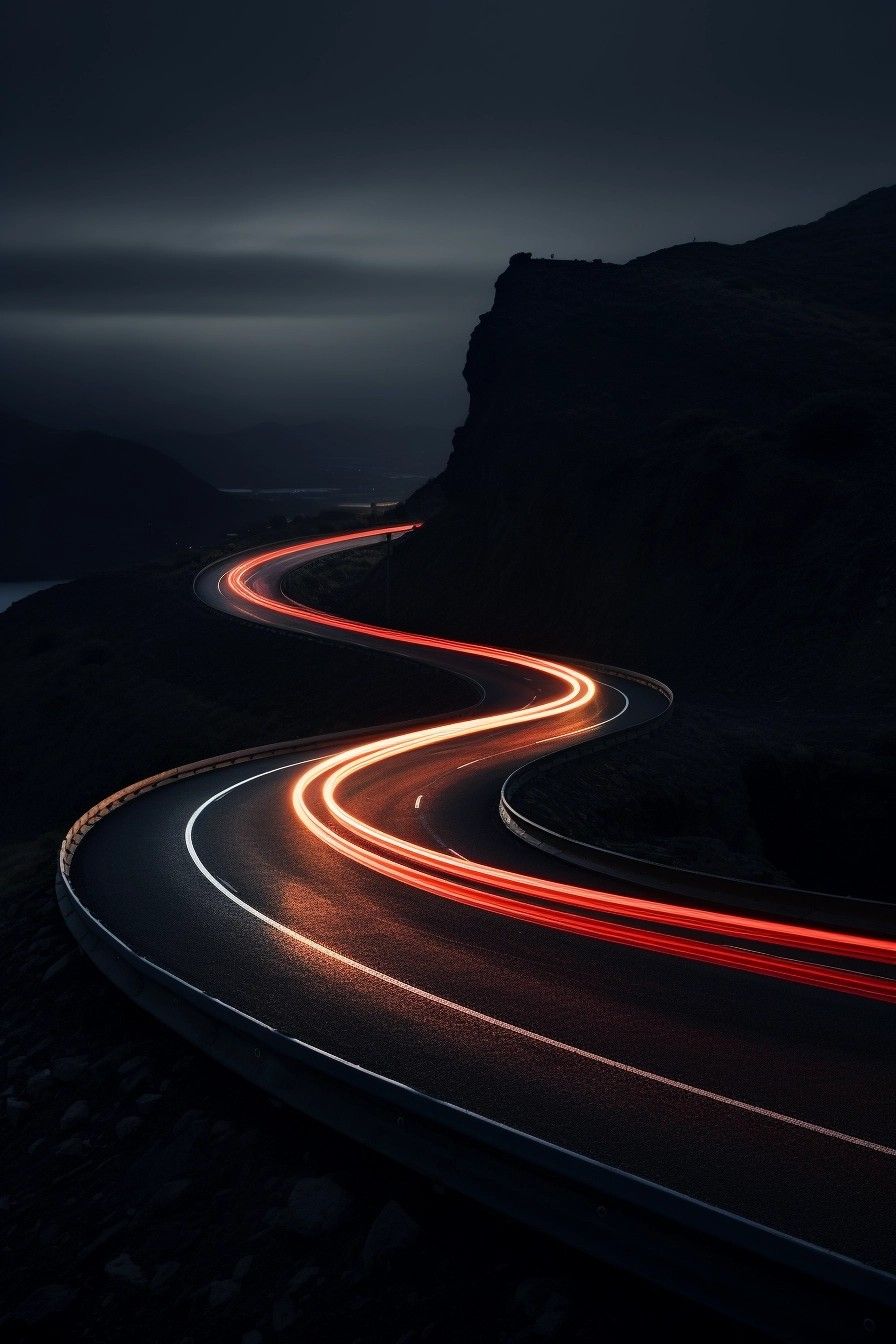 Estrada noturna com rastos de luz